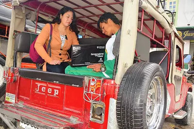 Entrega de computadores estuvo acompañada de paisaje cafetero