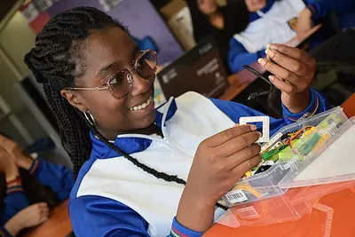 Más de 500 estudiantes en talleres de innovación de Computadores para Educar