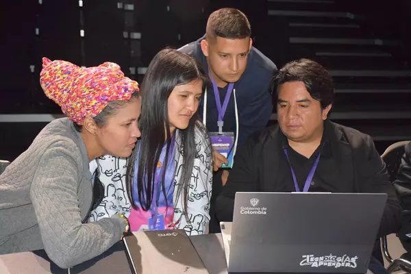 Tecnolog&iacute;a, arte, y cultura se unen por los maestros de Colombia en el primer bootcamp 2026