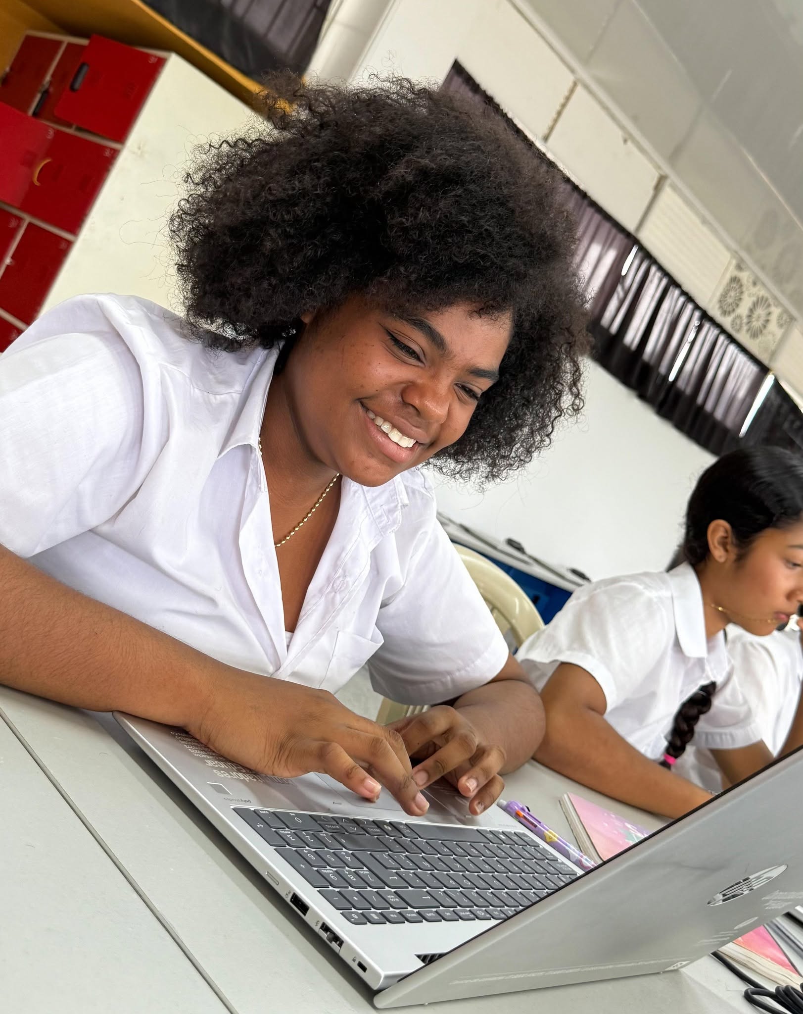 Entrega de computadores port&aacute;tiles a estudiantes de grado und&eacute;cimo (11&deg;) de Escuelas Normales Superiores