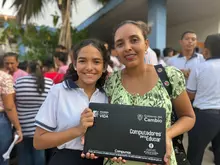 Entrega de computadores en San Lorenzo