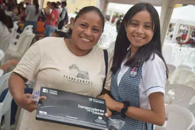 Entrega de 694 computadores en Sabanalarga