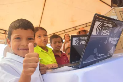 Entrega de computadores en Neira