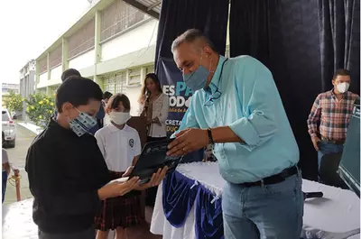 Mil equipos de cómputo fueron entregados por el alcalde y el director de Computadores para Educar