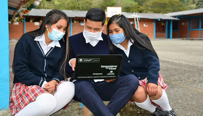 Capacitación y computadores para comunidades educativas del Cauca