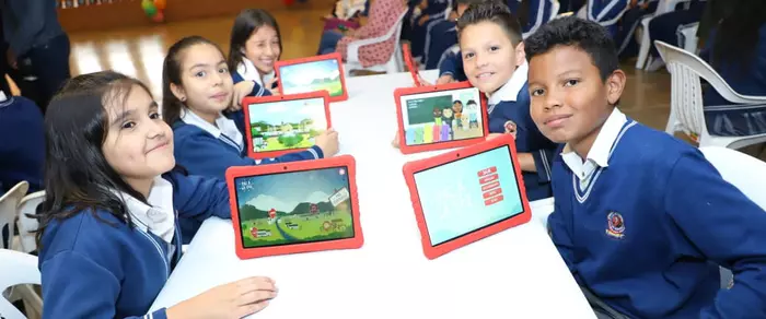 MinTIC entrega 200 tabletas para transformar la educación de dos colegios de Engativá