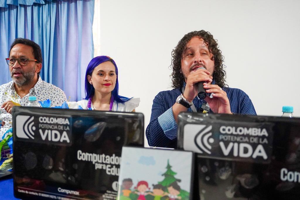 Entrega de computadores en Turbaco