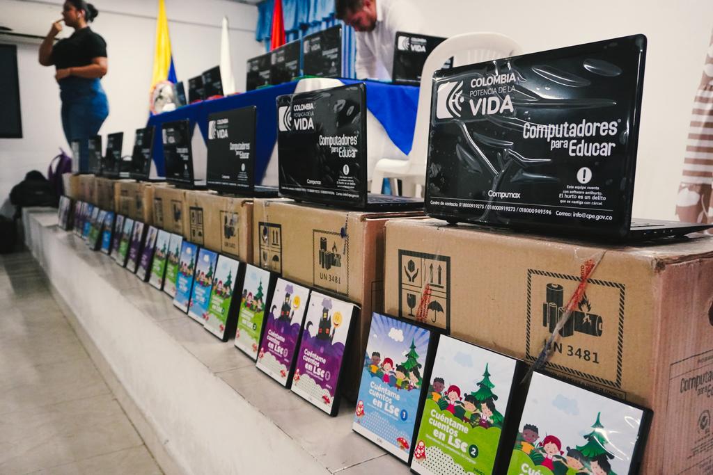 Entrega de computadores en Turbaco