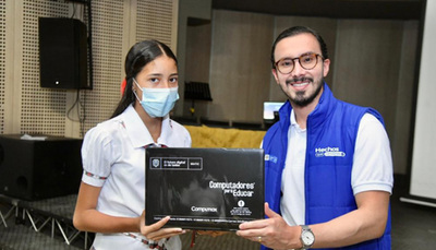 Ministerio TIC entrega computadores a estudiantes de Bolívar