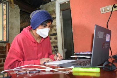 Estudiantes de Boyacá y Santander recibieron computadores para estudiar en sus casas
